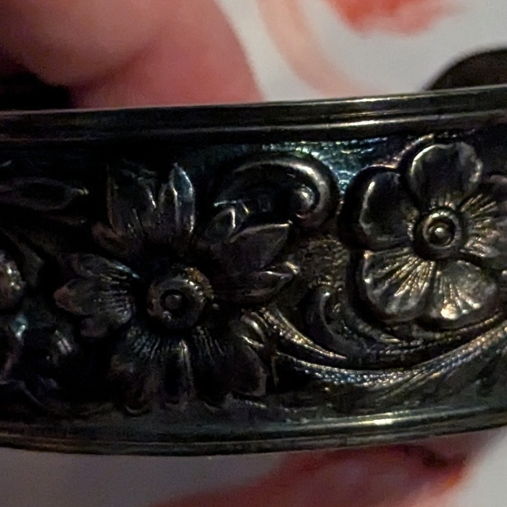 Floral Black Bracelet - Picture 5 of 5